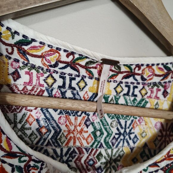 Free People Lohri MEDIUM Embroidered Tassel Boho Peasant Top Festival Gypsy - Picture 9 of 9